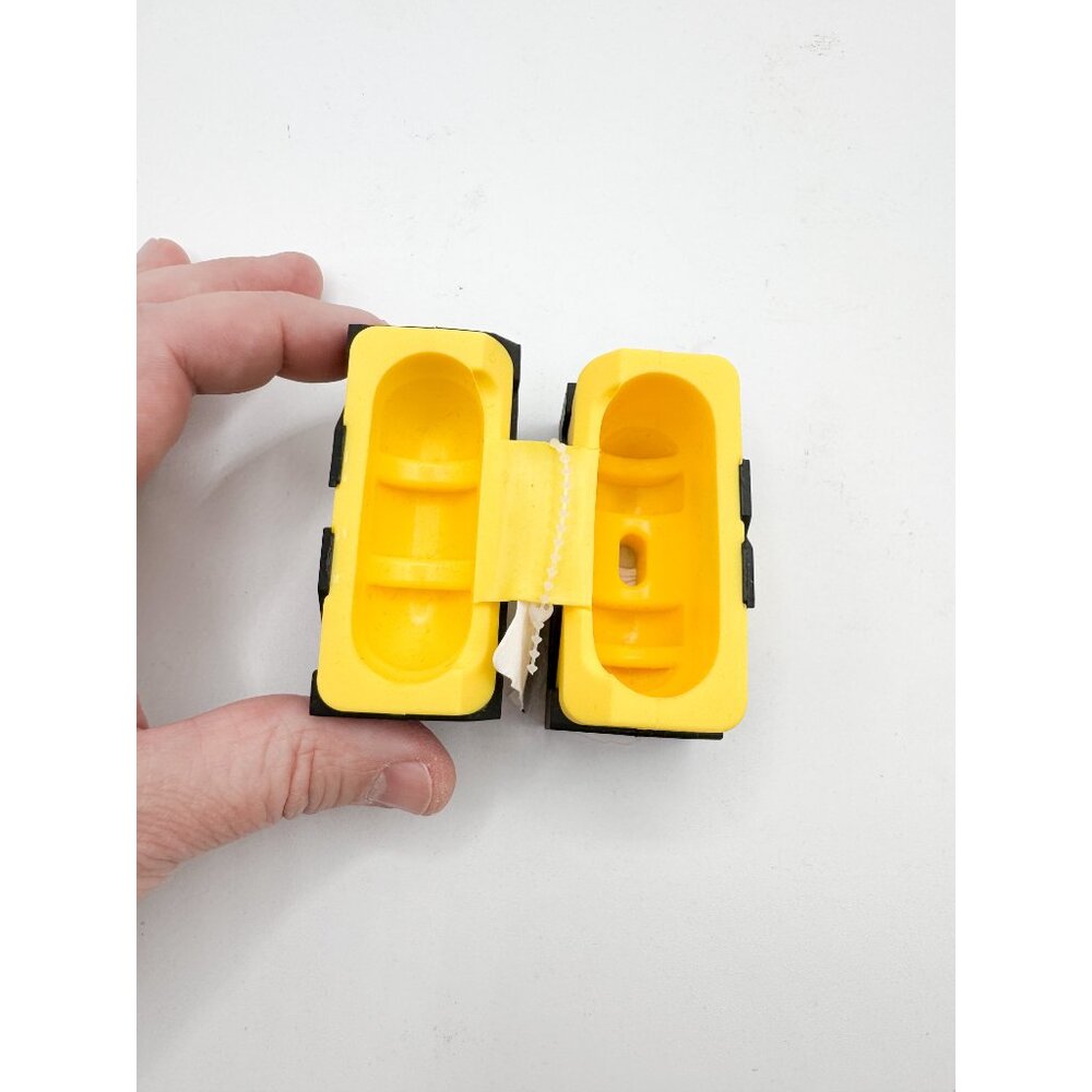 Off-White Air Pod Case - Picture 5 of 7
